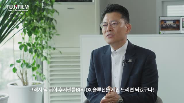 사무실에서 에이스전산의 고객 맞춤 솔루션을 소개하는 인터뷰 장면